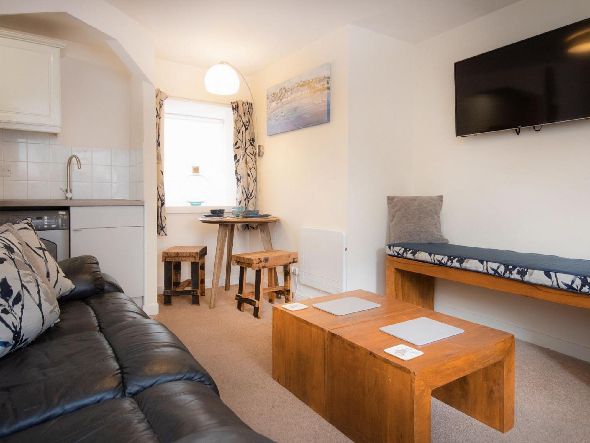 Alexander Courtyard Villa Inverness Ngoại thất bức ảnh